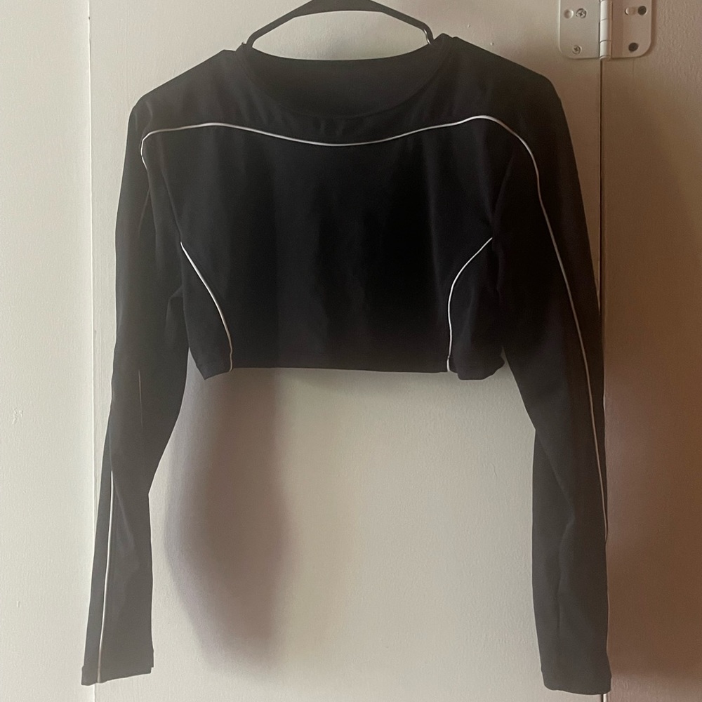 Black and white long sleeve crop top